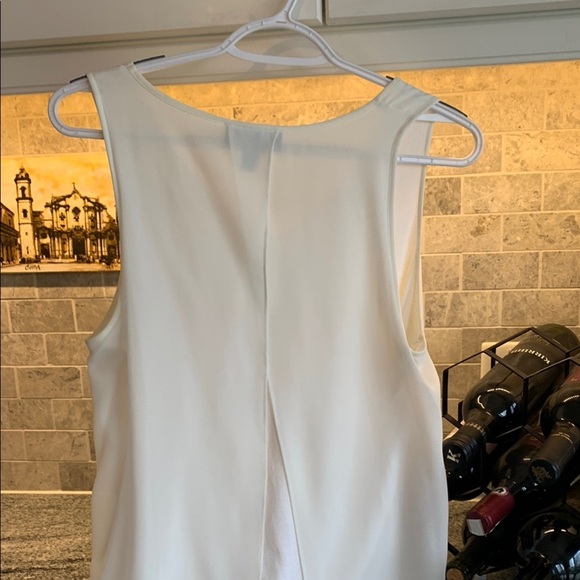 Elegant Cream Sleeveless Top - Picture 3 of 4